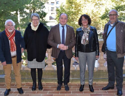El alcalde de Albacete entrega la primera invitación del III Encuentro Mundial de Capitales de la Cuchillería